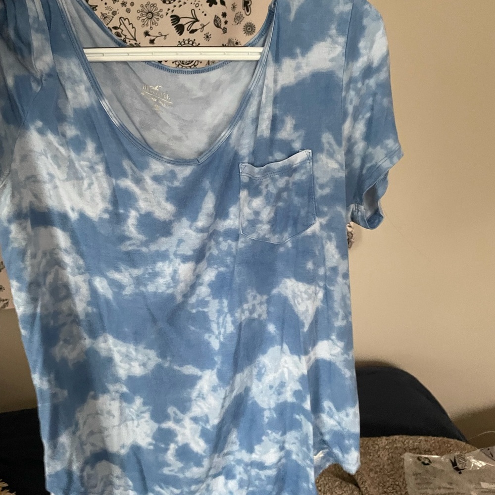 Hollister tee